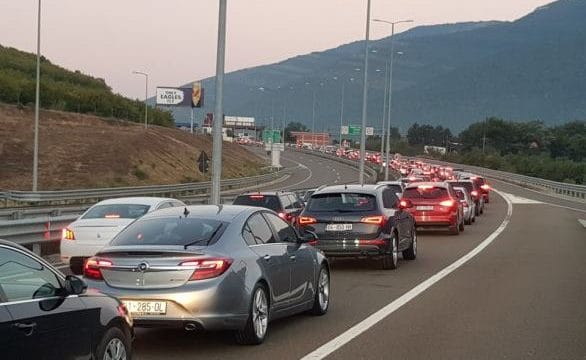 Kaos në pikat kufitare: Kolona të gjata pas fundjavës festive, pritet deri në dy orë në hyrje të Maqedonisë