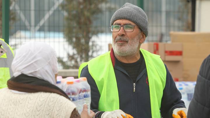 Humanizmi në dhimbje: Varrosi 11 familjarë, po punon si vullnetar në Egriçay (FOTO)