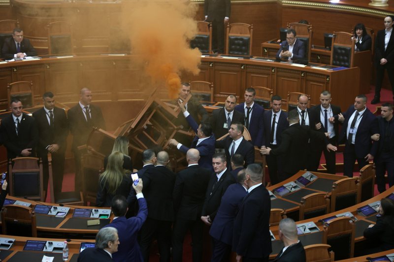 Noka tentoi të ndizte zjarr në Parlament  Balla  Vepër penale deri në 5 vjet burg  FOTO 