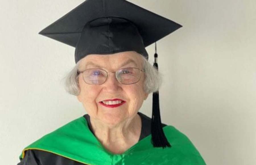 90-vjeçarja diplomon në master