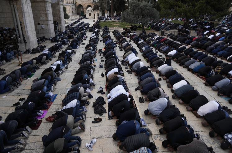 Rreth 80 mijë myslimanë e falin xhumanë e parë të Ramazanit në Al-Asqa