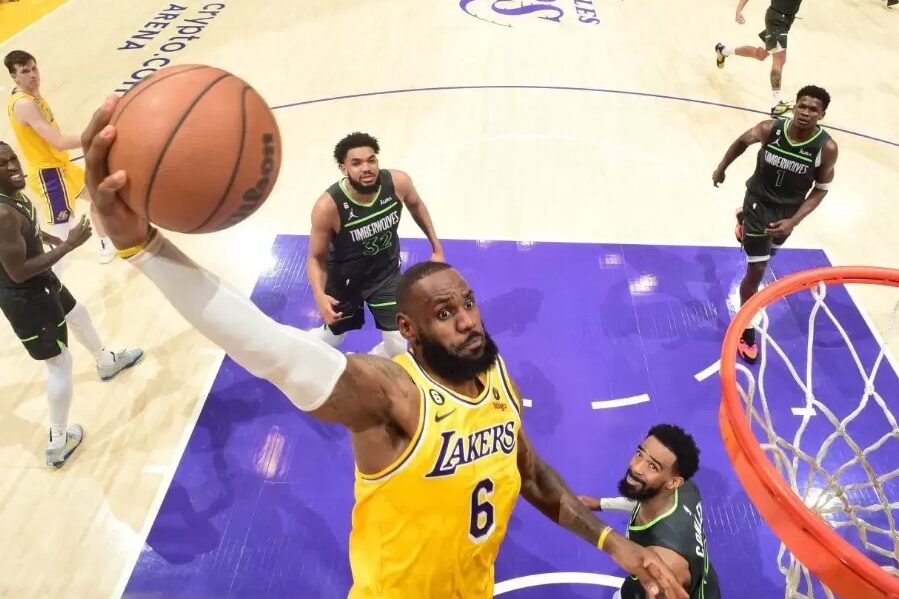 Lakers mposhtin kryesuesit, Milwaukee “leksion” Clippers