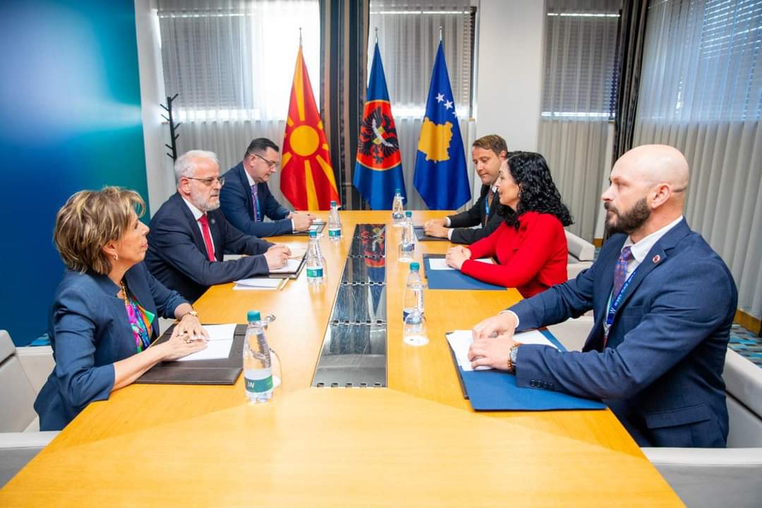 Presidentja Osmani takon kryeministrin e Maqedonisë së Veriut, Talat Xhaferi