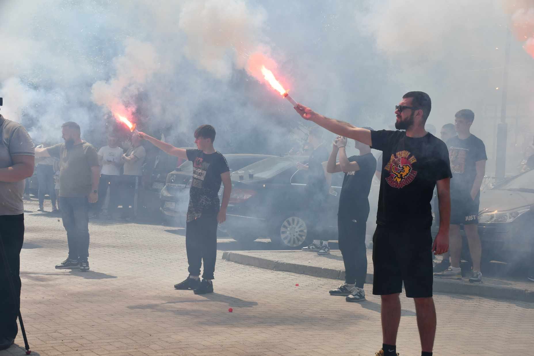Fushata përfundoi me retorikë të ashpër