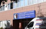 Radha për kontroll te Spitali i Qytetit, dy qytetarë përleshen fizikisht